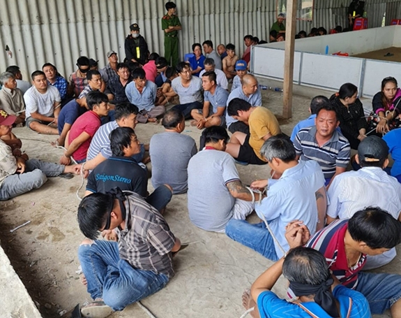 Các đối tượng tham gia đá gà, lắc tài xỉu bị bắt giữ (ảnh do công an cung cấp)